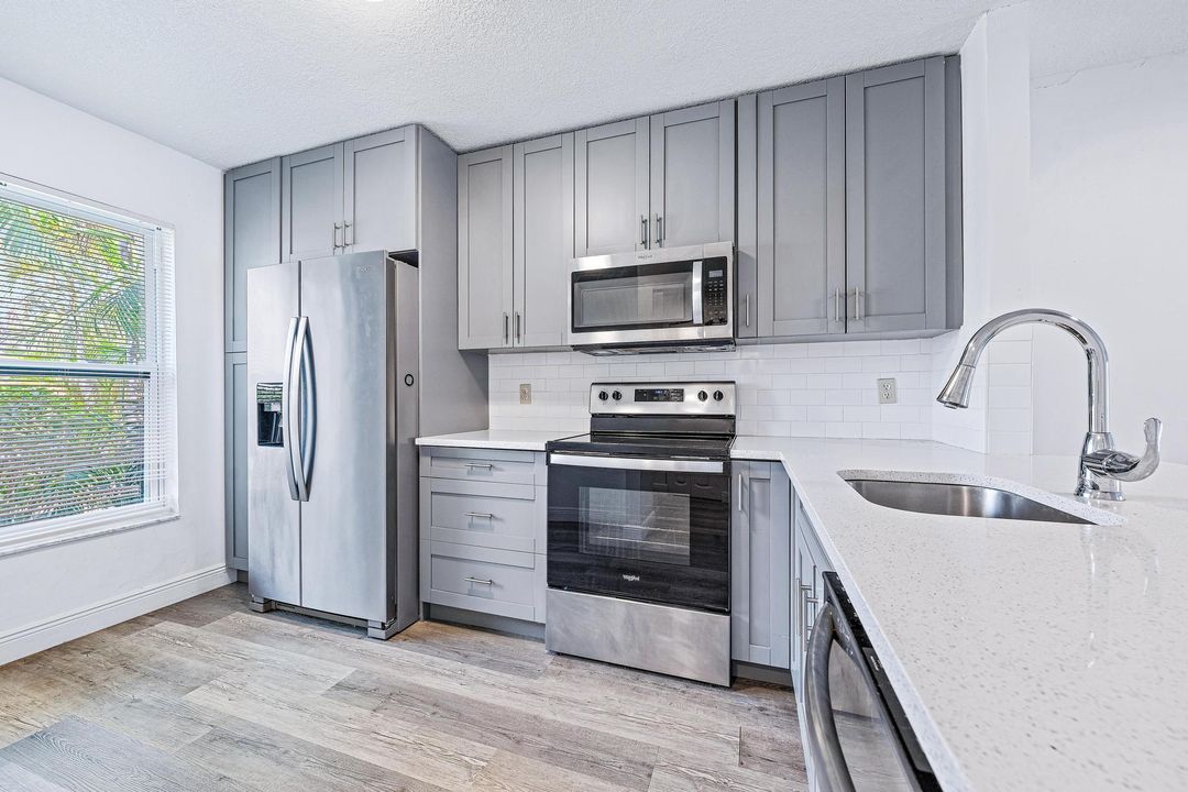 Active With Contract: $2,500 (2 beds, 2 baths, 1049 Square Feet)