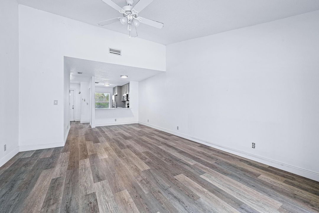 Active With Contract: $2,500 (2 beds, 2 baths, 1049 Square Feet)