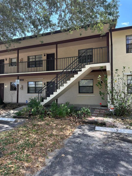 Active With Contract: $1,900 (2 beds, 1 baths, 804 Square Feet)