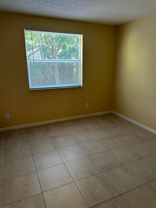 Active With Contract: $1,900 (2 beds, 1 baths, 804 Square Feet)