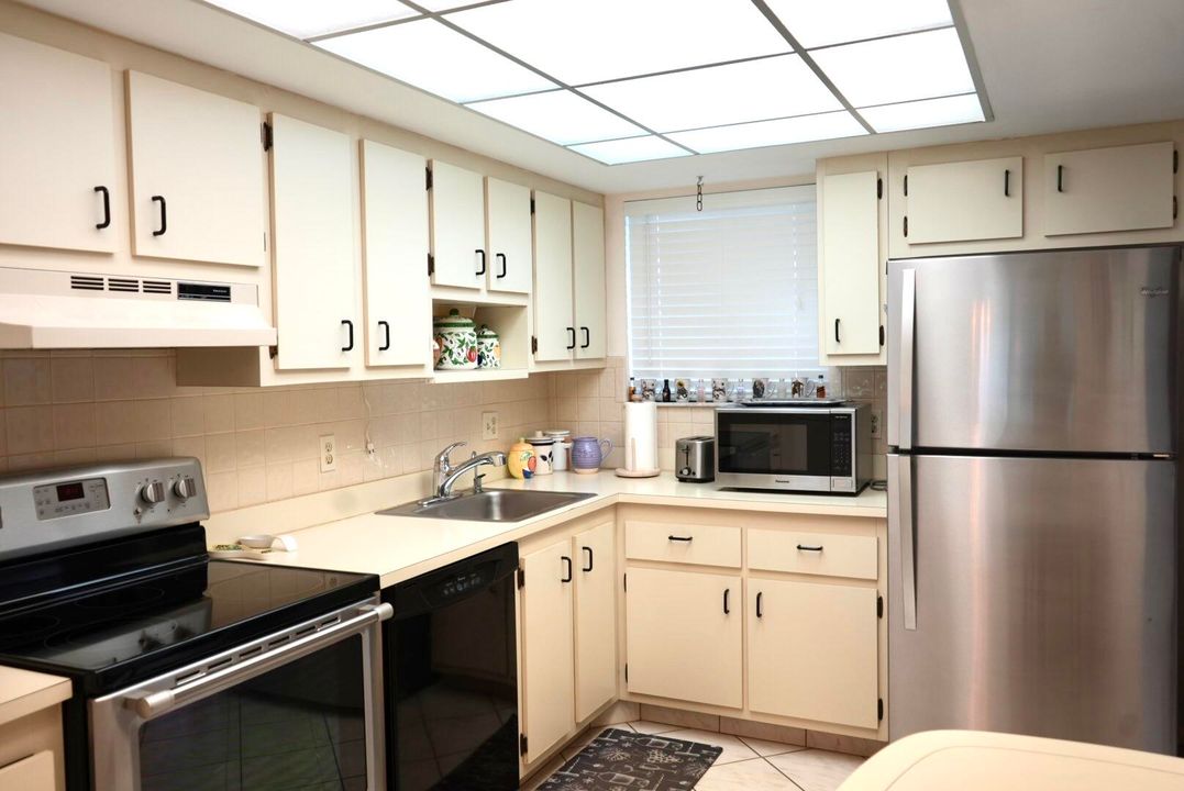 For Sale: $220,000 (2 beds, 2 baths, 1082 Square Feet)