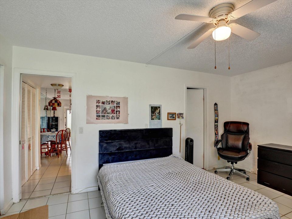 For Sale: $109,900 (1 beds, 1 baths, 715 Square Feet)