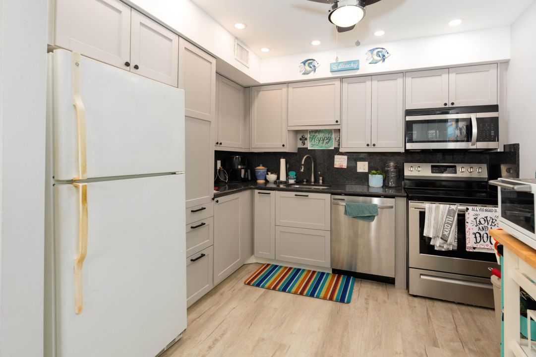 For Sale: $274,900 (2 beds, 2 baths, 1062 Square Feet)