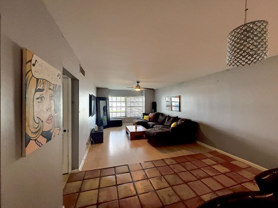 En Venta: $214,000 (2 camas, 2 baños, 1030 Pies cuadrados)