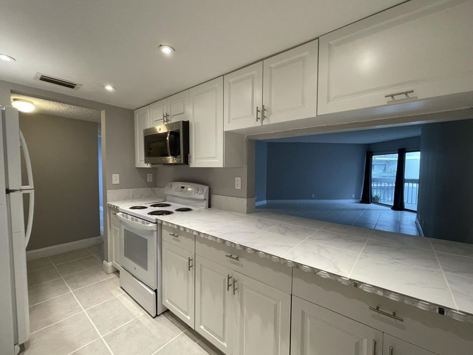 Active With Contract: $199,000 (2 beds, 2 baths, 1030 Square Feet)