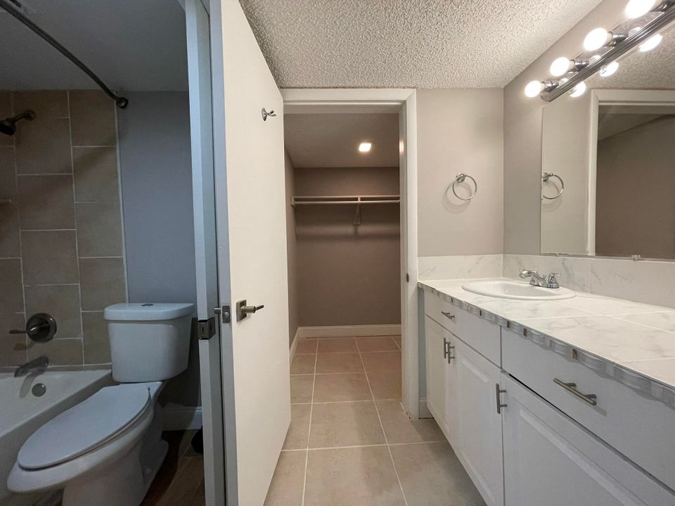 Active With Contract: $199,000 (2 beds, 2 baths, 1030 Square Feet)