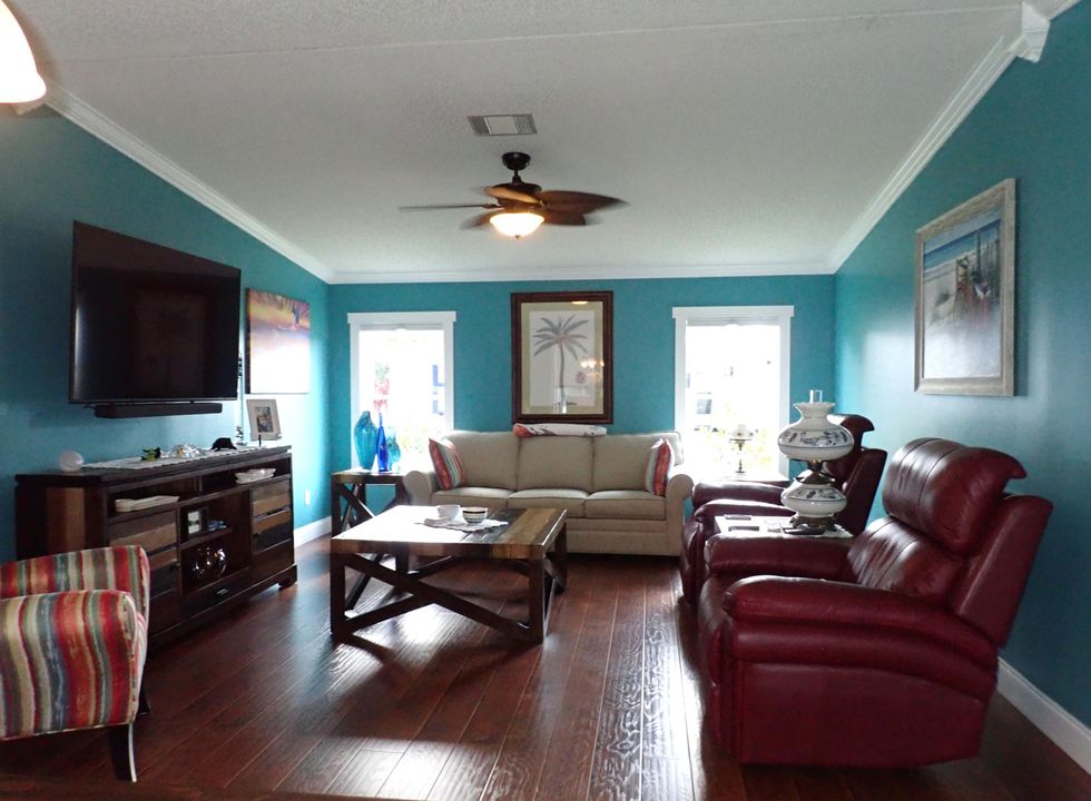 For Sale: $165,000 (2 beds, 2 baths, 1240 Square Feet)