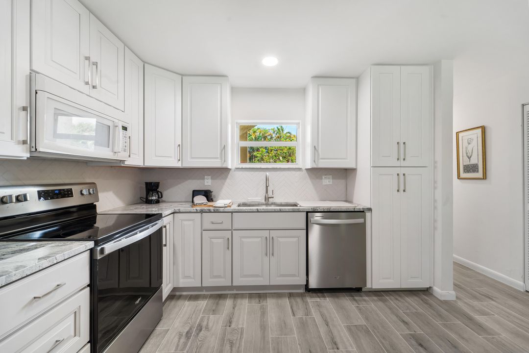 Active With Contract: $2,400 (2 beds, 2 baths, 1000 Square Feet)