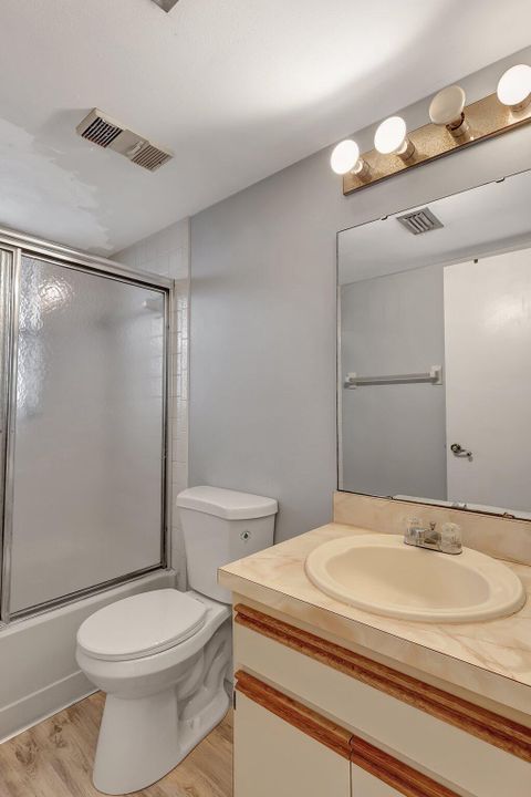 For Sale: $219,678 (2 beds, 2 baths, 874 Square Feet)