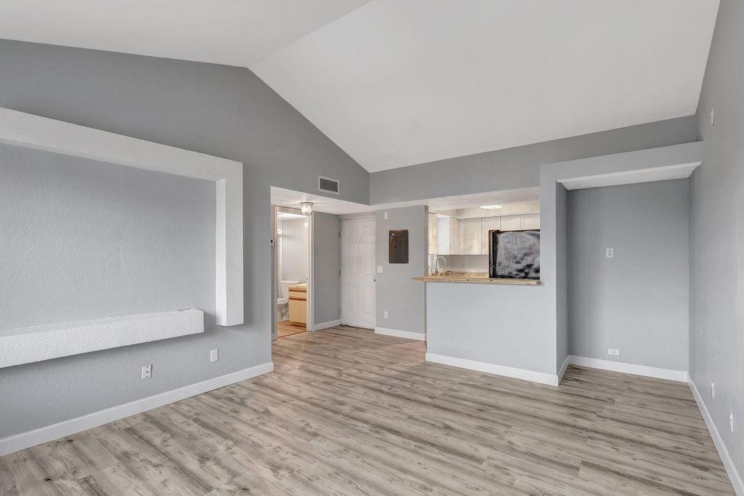 For Sale: $219,678 (2 beds, 2 baths, 874 Square Feet)