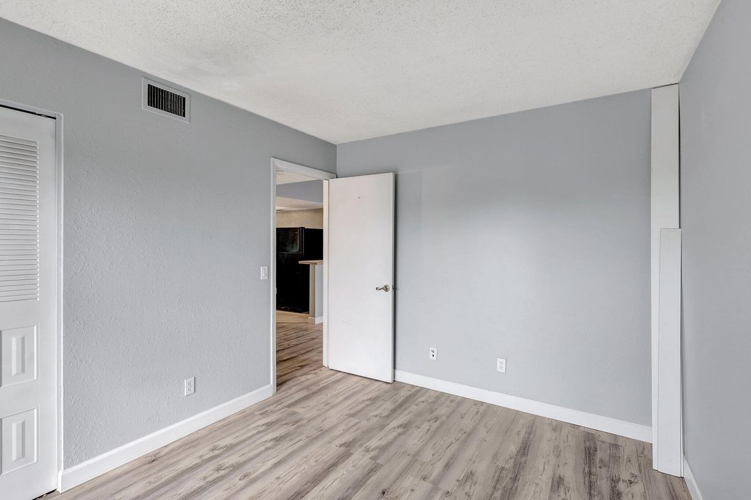For Sale: $219,678 (2 beds, 2 baths, 874 Square Feet)