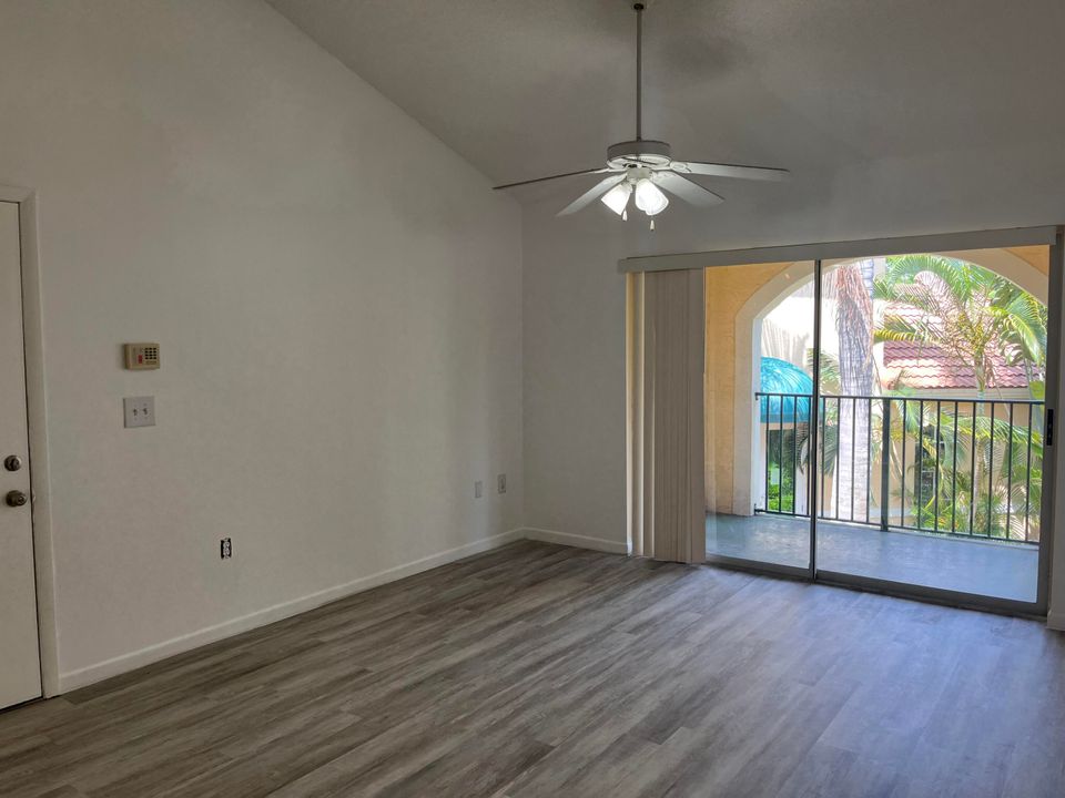 Active With Contract: $1,725 (1 beds, 1 baths, 688 Square Feet)