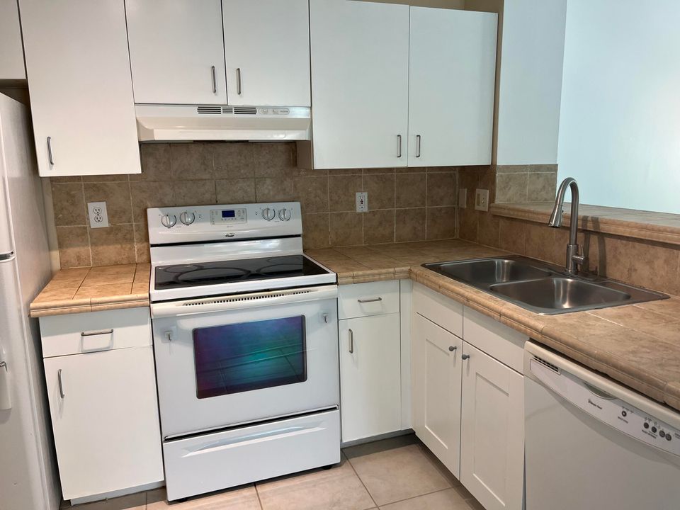 Active With Contract: $1,725 (1 beds, 1 baths, 688 Square Feet)