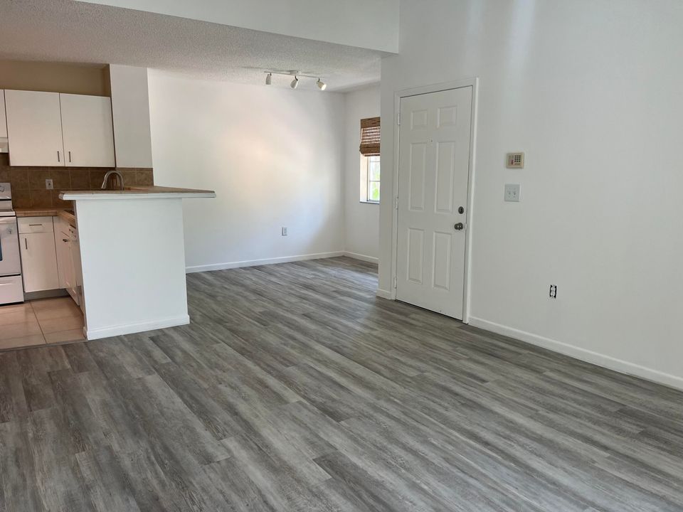 Active With Contract: $1,725 (1 beds, 1 baths, 688 Square Feet)