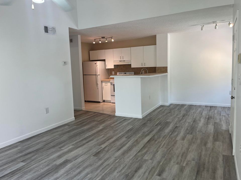 Active With Contract: $1,725 (1 beds, 1 baths, 688 Square Feet)