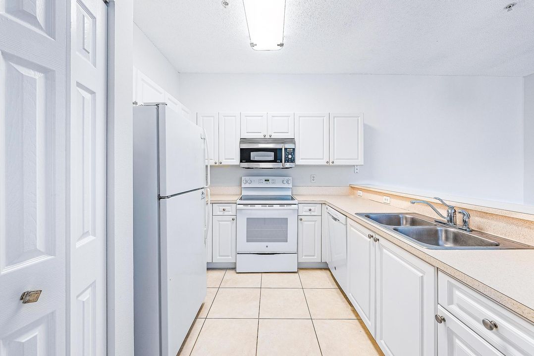 For Rent: $2,300 (2 beds, 2 baths, 1036 Square Feet)