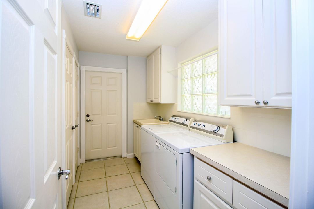 Active With Contract: $2,475 (2 beds, 2 baths, 1526 Square Feet)