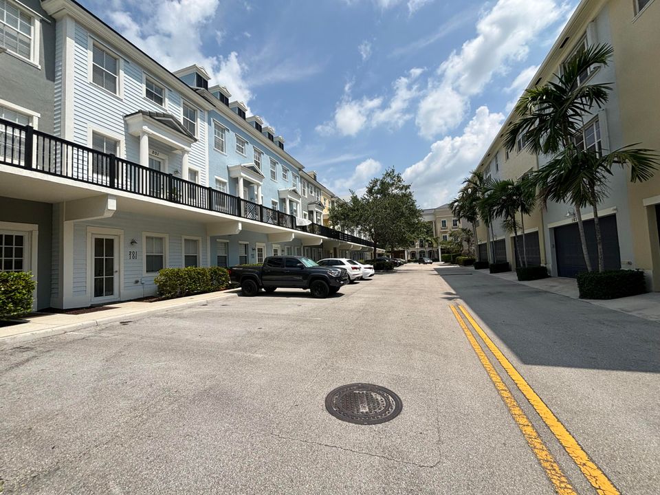 Active With Contract: $2,550 (2 beds, 2 baths, 1862 Square Feet)