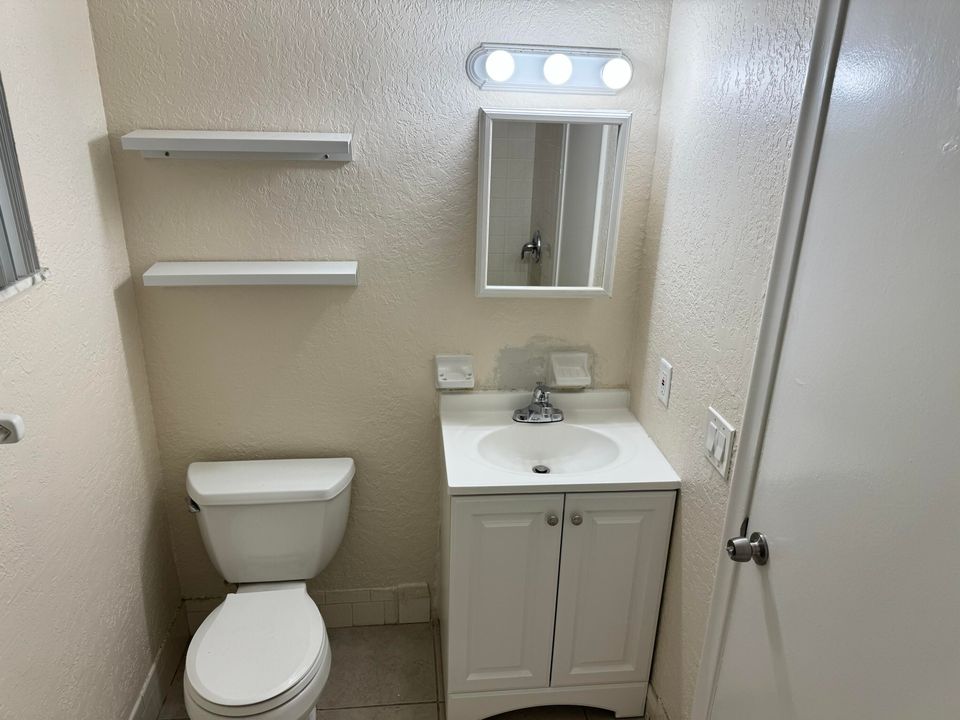 Active With Contract: $1,550 (1 beds, 1 baths, 576 Square Feet)