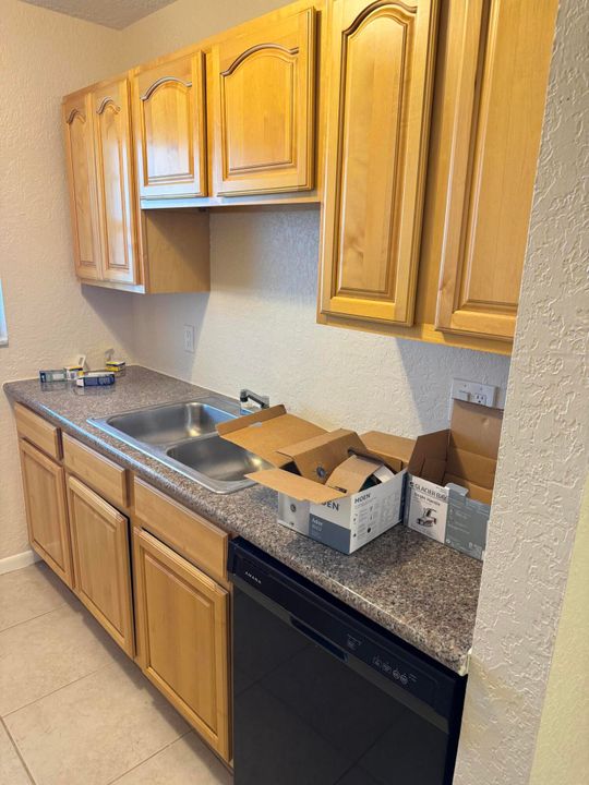 Active With Contract: $1,550 (1 beds, 1 baths, 576 Square Feet)