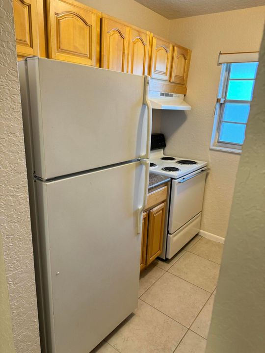 Active With Contract: $1,550 (1 beds, 1 baths, 576 Square Feet)