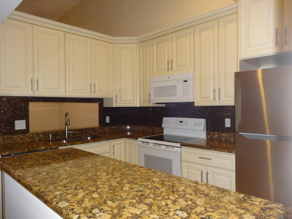 For Sale: $280,000 (2 beds, 2 baths, 980 Square Feet)
