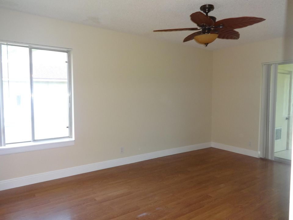 For Sale: $280,000 (2 beds, 2 baths, 980 Square Feet)