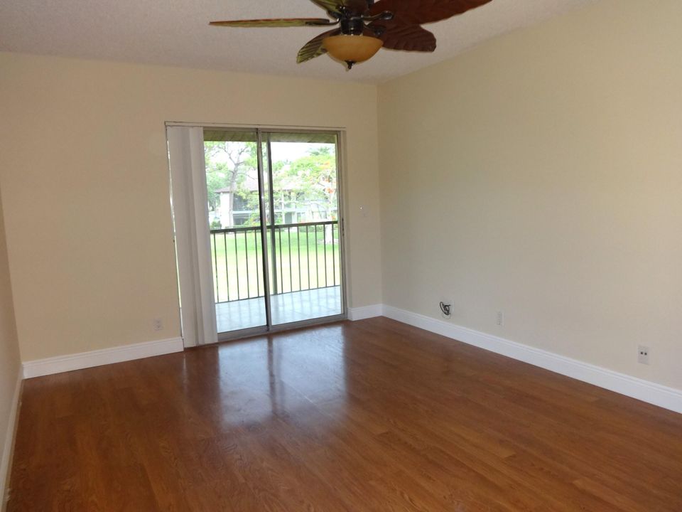 For Sale: $280,000 (2 beds, 2 baths, 980 Square Feet)