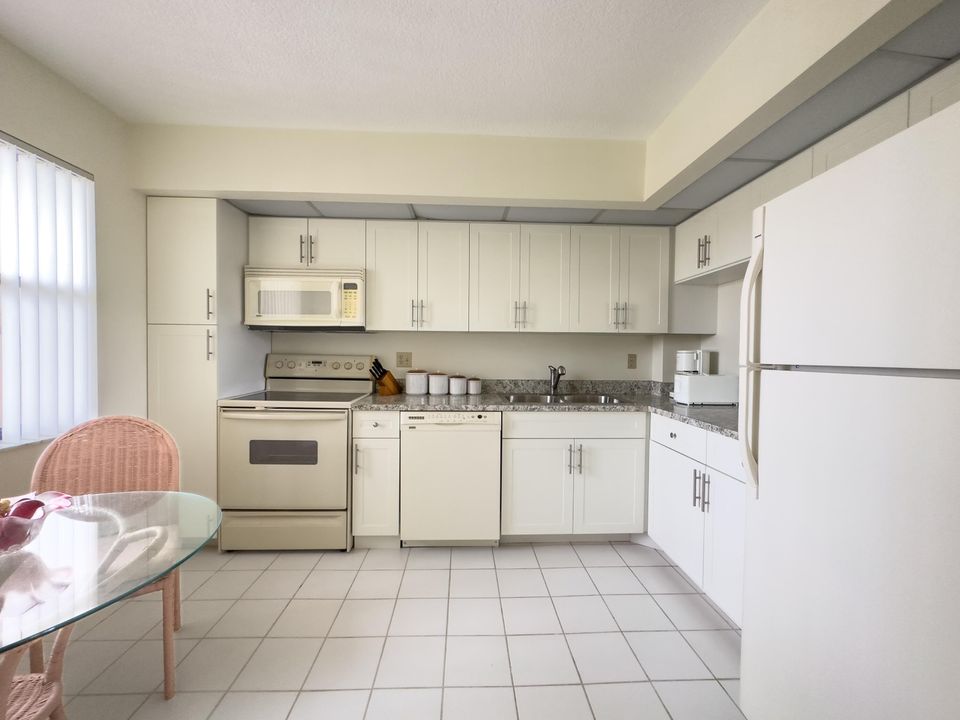 For Sale: $224,000 (2 beds, 2 baths, 1029 Square Feet)