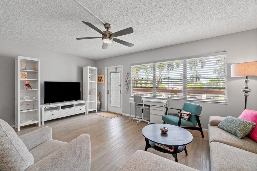 Active With Contract: $3,000 (1 beds, 1 baths, 738 Square Feet)