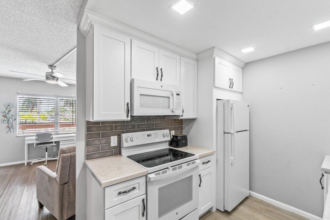 Active With Contract: $3,000 (1 beds, 1 baths, 738 Square Feet)