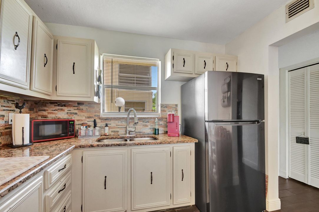 Active With Contract: $145,000 (1 beds, 1 baths, 775 Square Feet)