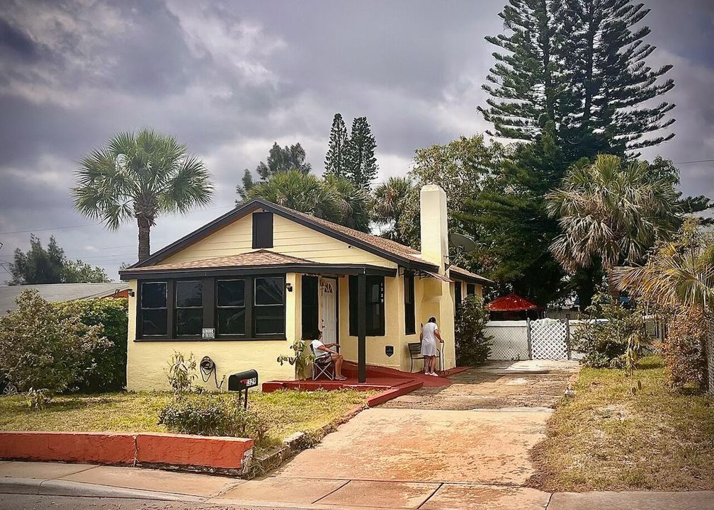 For Sale: $288,000 (3 beds, 1 baths, 840 Square Feet)