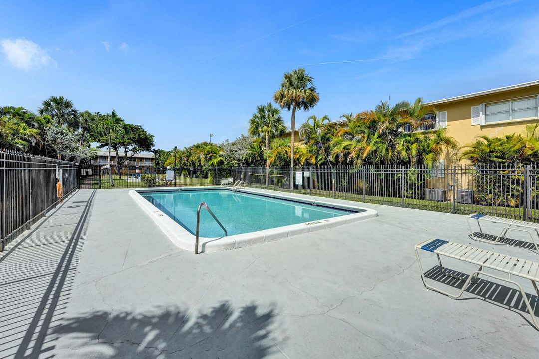 Active With Contract: $1,800 (2 beds, 1 baths, 840 Square Feet)