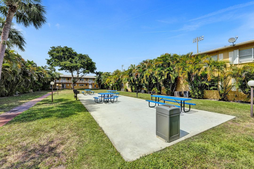 Active With Contract: $1,800 (2 beds, 1 baths, 840 Square Feet)