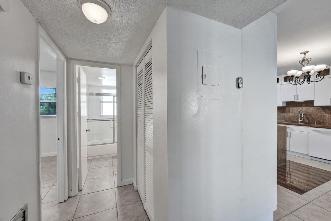 Active With Contract: $1,800 (2 beds, 1 baths, 840 Square Feet)