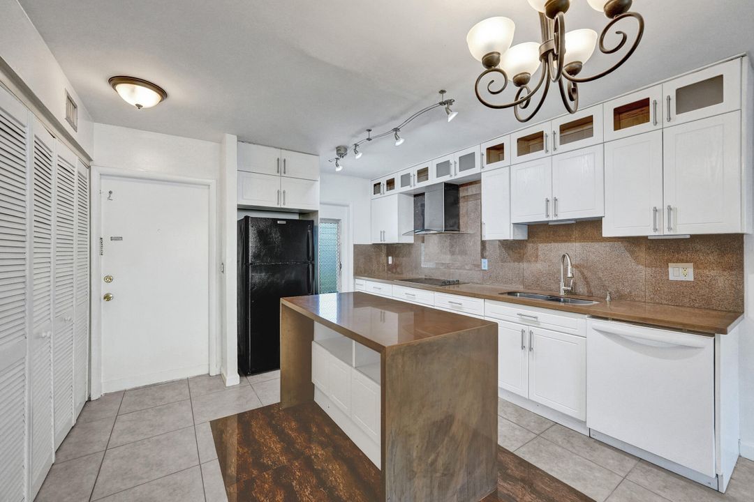 Active With Contract: $1,800 (2 beds, 1 baths, 840 Square Feet)