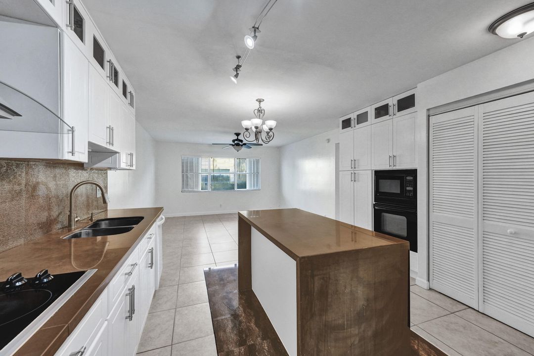 Active With Contract: $1,800 (2 beds, 1 baths, 840 Square Feet)