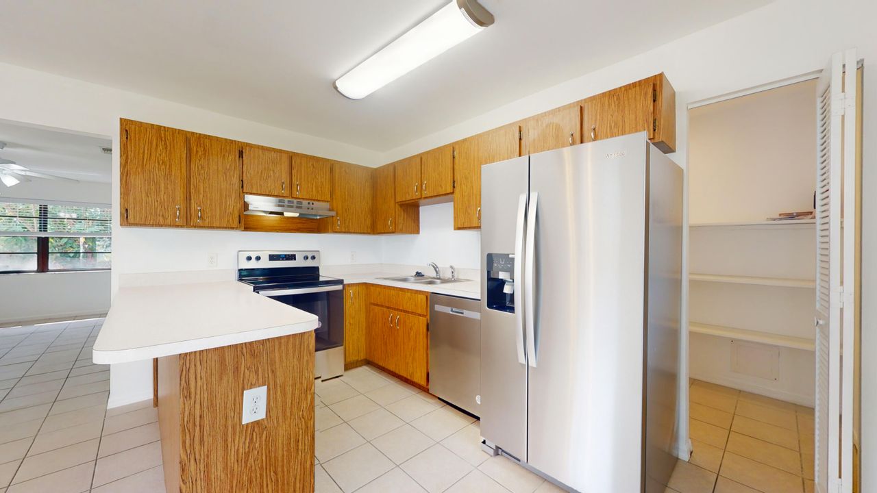 Active With Contract: $269,000 (2 beds, 2 baths, 959 Square Feet)