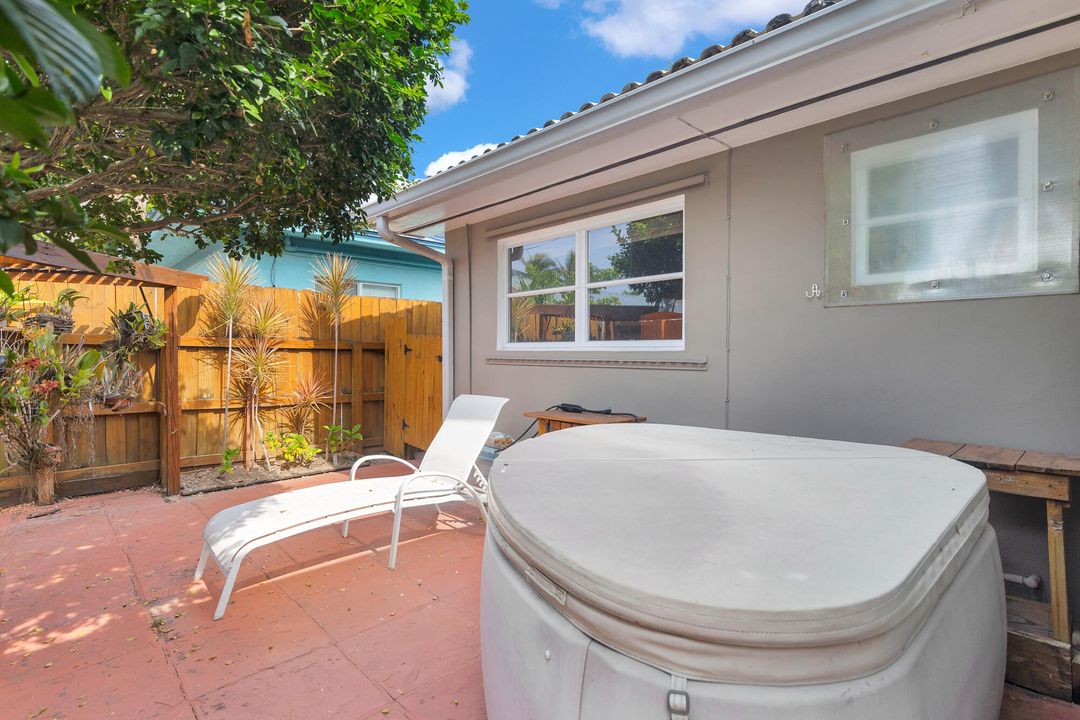 For Sale: $1,100,000 (3 beds, 2 baths, 1120 Square Feet)