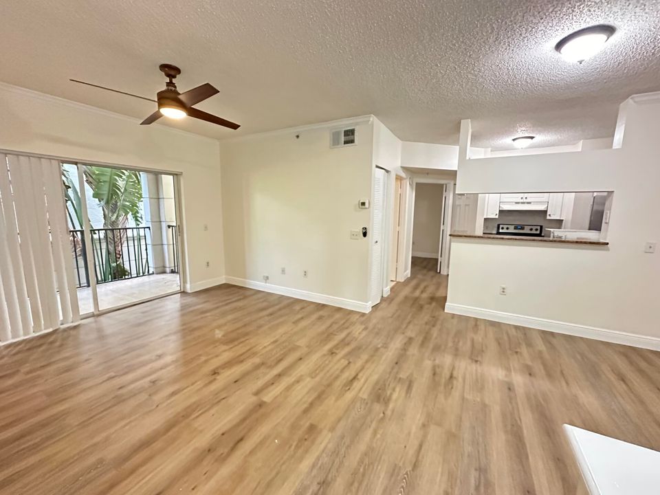 Recently Rented: $1,875 (1 beds, 1 baths, 696 Square Feet)