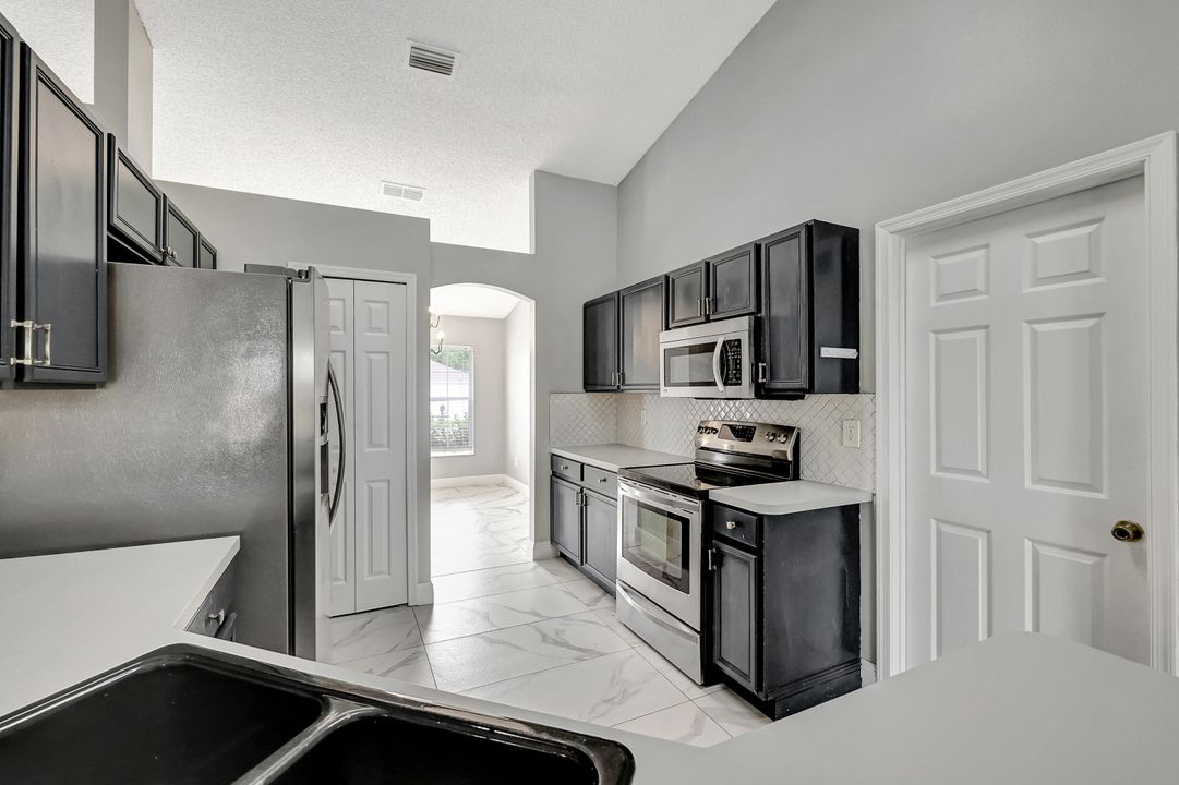 For Sale: $389,900 (3 beds, 2 baths, 1656 Square Feet)