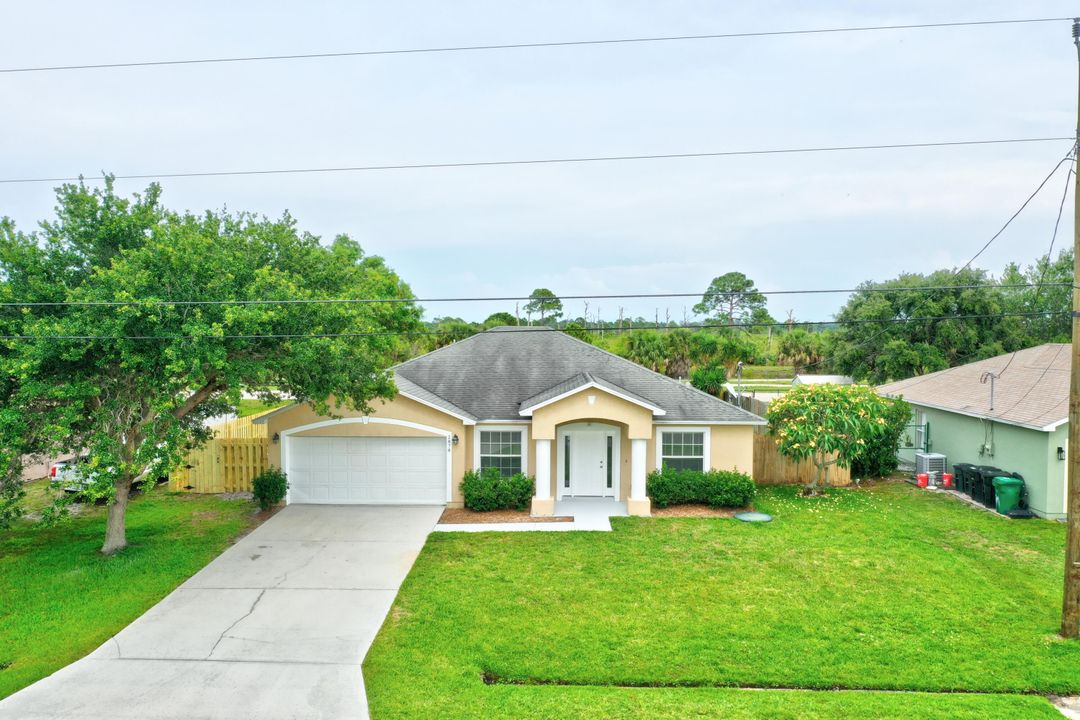 For Sale: $389,900 (3 beds, 2 baths, 1656 Square Feet)