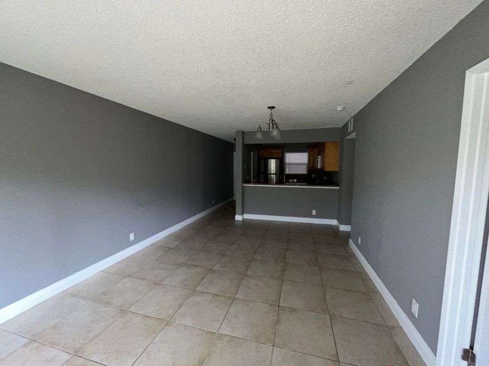 Active With Contract: $2,000 (2 beds, 2 baths, 904 Square Feet)