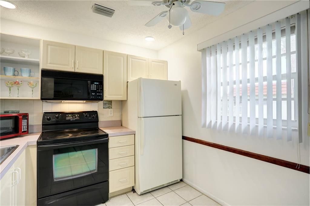 For Sale: $140,000 (2 beds, 2 baths, 1000 Square Feet)