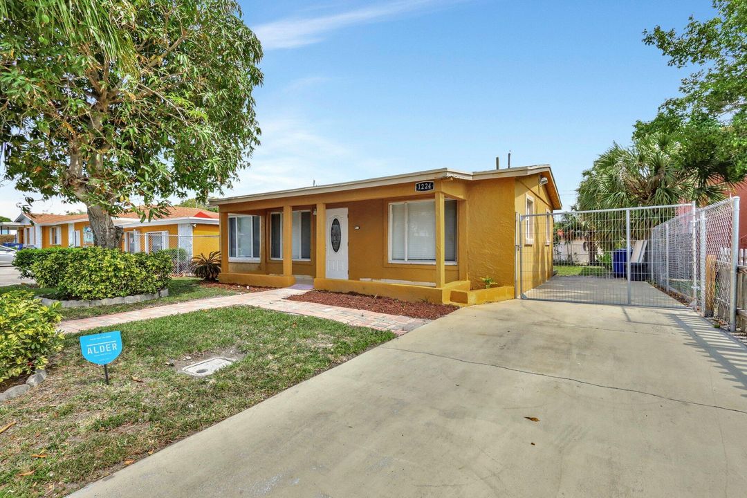 Active With Contract: $309,500 (3 beds, 1 baths, 888 Square Feet)