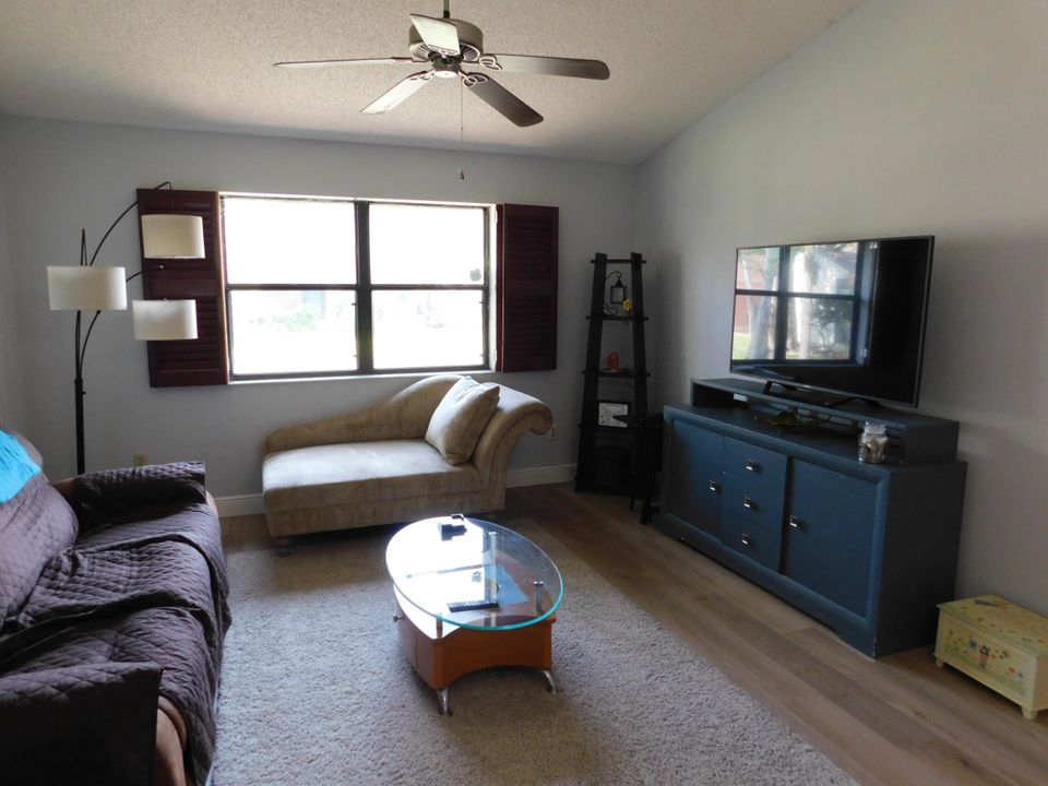 For Sale: $279,900 (3 beds, 2 baths, 1298 Square Feet)