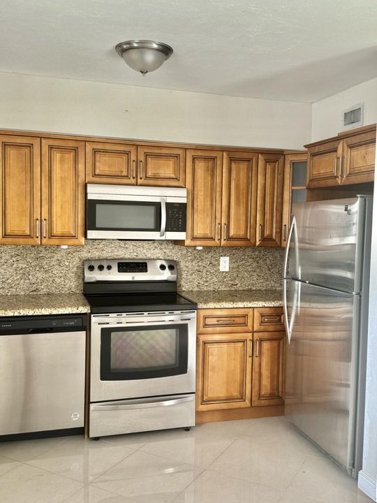 Active With Contract: $2,600 (2 beds, 1 baths, 1427 Square Feet)