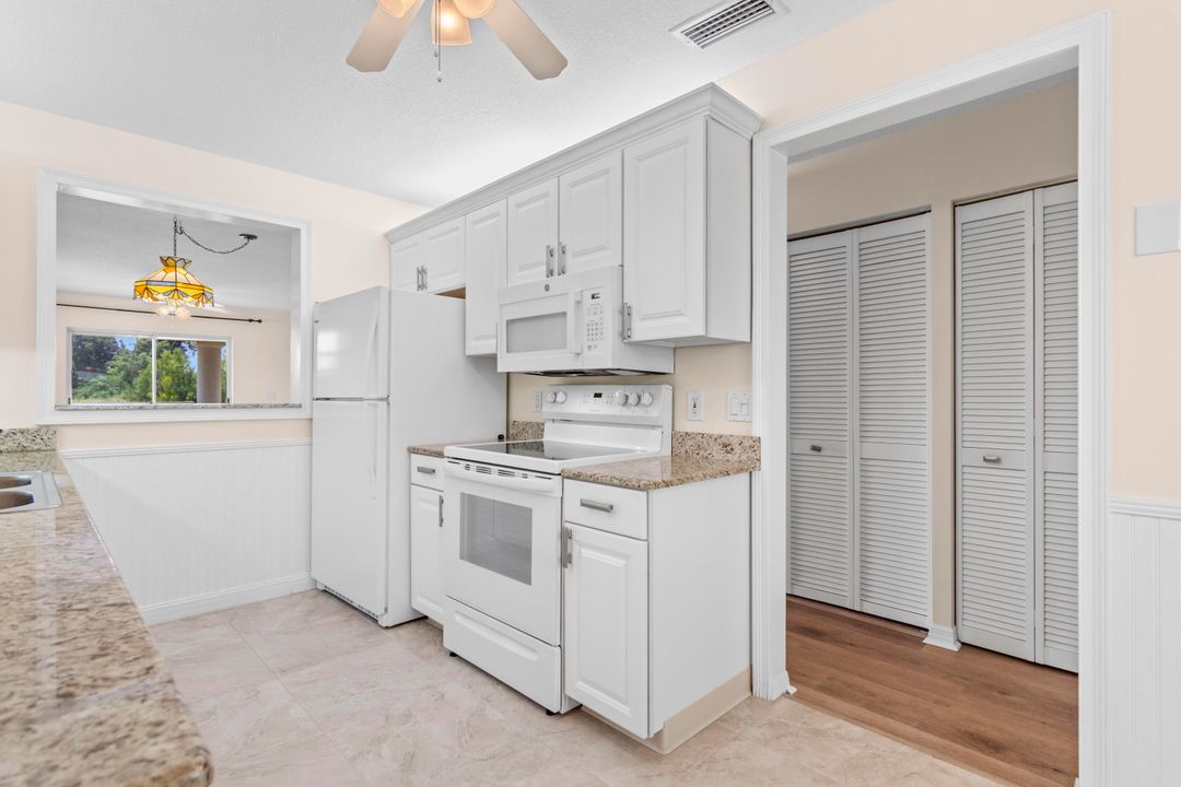 For Sale: $189,999 (2 beds, 2 baths, 913 Square Feet)