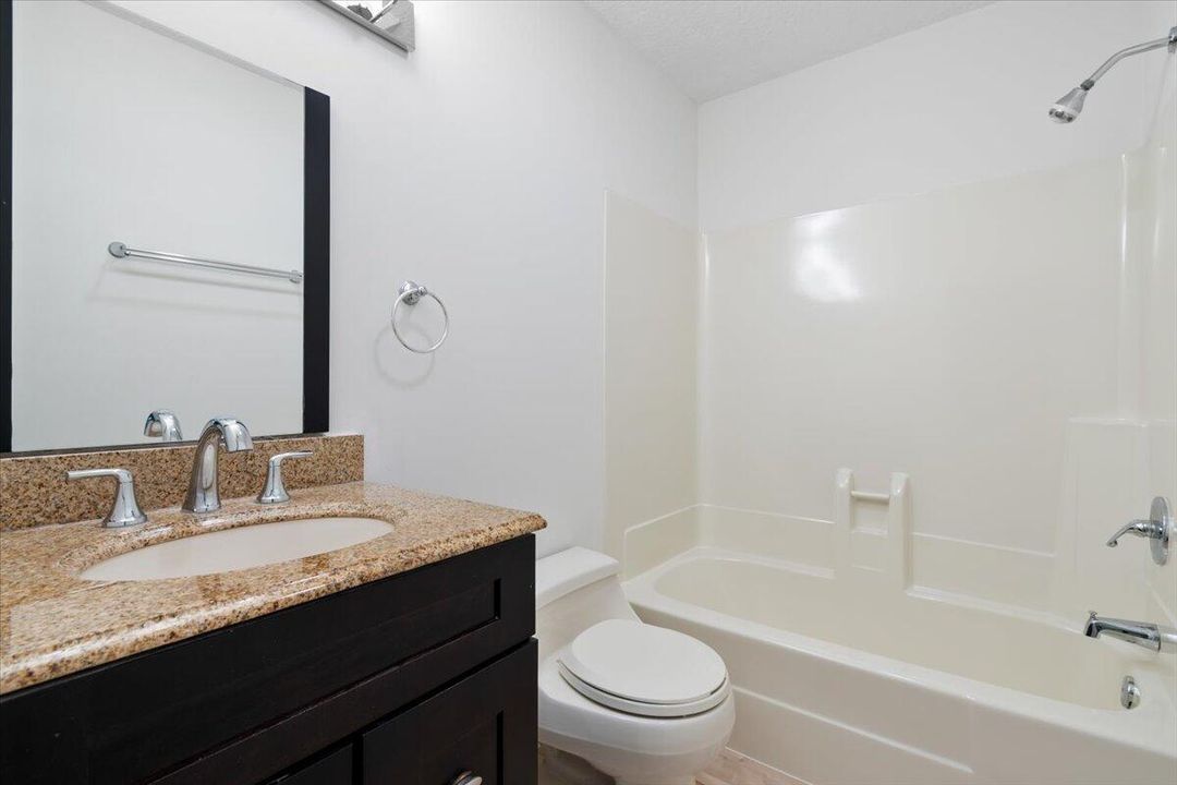 For Sale: $229,900 (2 beds, 2 baths, 889 Square Feet)